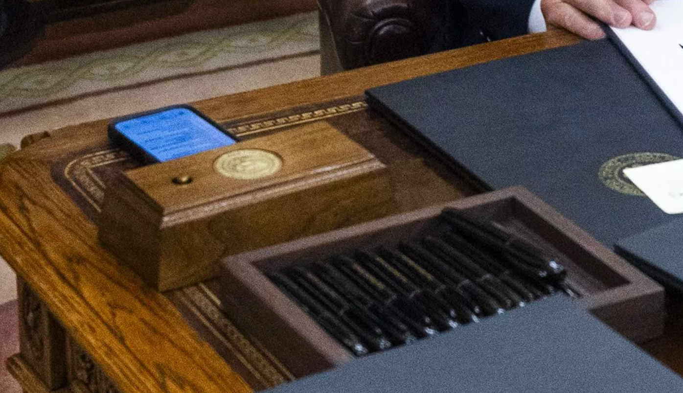 "Красная кнопка" в кабинете Трампа. Для чего она и почему так всех пугает